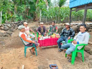 Babinsa Koramil 1410-01/Bissappu Ciptakan Keakraban Dengan Warga Binaan Melalui Komsos
