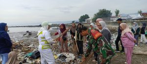 Babinsa Koramil 1410-03/Tompobulu Bersama Warga Karya Bakti Bersihkan Sampah