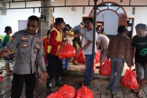 Korban Bencana Banjir di Lembang Rinding Batu Terima Bantuan dari Polres Toraja Utara