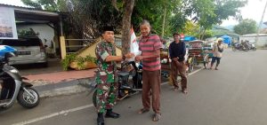 Staf Intel Kodim 1410/Bantaeng Bagikan Takjil Buka Puasa sebagai Bentuk Kepedulian di Bulan Ramadhan