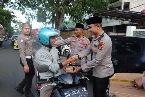 AKBP Pras: Berbagi Takjil Upaya Pererat Silaturahmi Polri dan Masyarakat