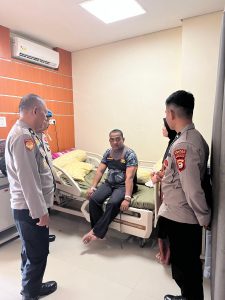 Peduli, Wakapolres Bantaeng Sambangi Anggota yang Terbaring Sakit