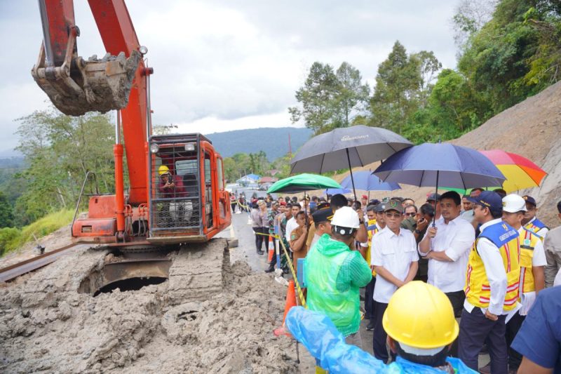 Tinjau Perbaikan Ruas Jalan Nasional Batu Jomba, Bobby Nasution Minta Jalur Aman Dilalui Pemudik
