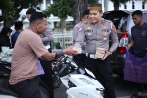 Warga Antusias dan Apresiasi Giat Bagi Takjil Kanit Regident Sat Lantas Polres Bantaeng