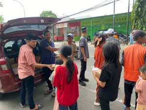 Berbagi Takjil, Kasat Reskrim Polres Bantaeng: Kepedulian Polri pada Masyarakat