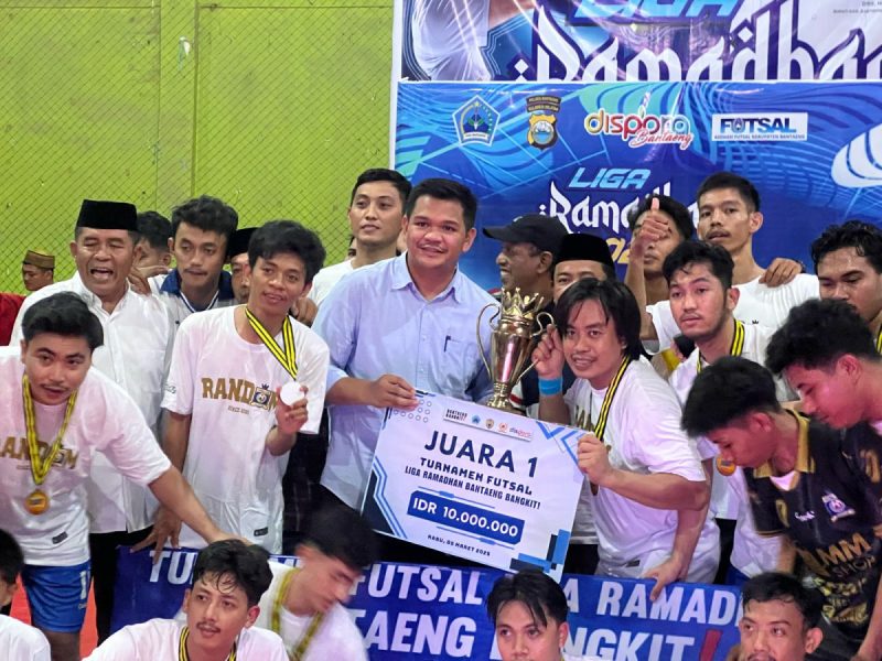 Bupati Bantaeng Uji Nurdin Serahkan Piala Juara Liga Ramadhan Bangkit ke Random FC