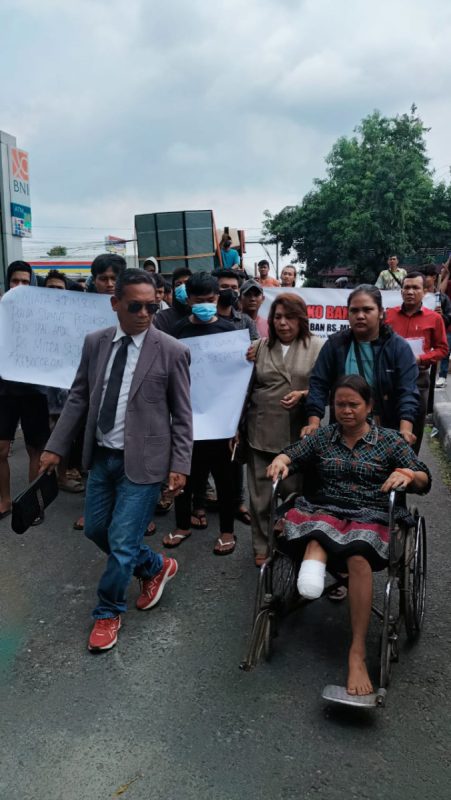Gunakan Kursi Roda, Korban Dugaan Malpraktek RS Mitra Sejati minta Kapoldasu Tindaklanjuti Laporannya