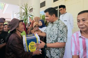 Bupati Banteng Uji Nurdin Bagikan Bingkisan Lebaran ke Penyapu Jalan dan Tukang Becak
