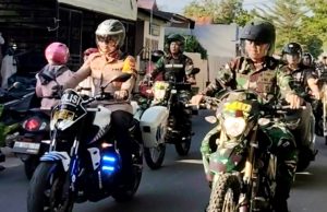 Dandim 1410 dan Kapolres Bantaeng Berbagi Sembako pada Masyarakat: Letkol Eka: Kita Solid Kita Kompak