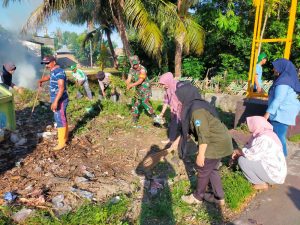 Peduli Lingkungan, Babinsa Kodim 1410 Bantaeng Bersama Bhabinkamtibmas dan Masyarakat Bersihkan Sampah