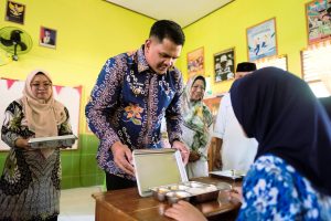 Dukung Program Unggulan Prabowo, Bupati Bantaeng Uji Nurdin Bagikan MBG ke Siswa