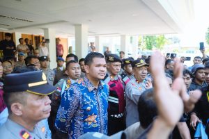 Bupati Bantaeng Uji Nurdin Jelaskan Penyebab PHK di KIBA di Depan Demontrasi 