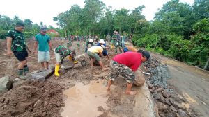 Cuaca Hujan, Tak Menyurutkan Semangat Satgas TMMD Ke124 Kodim 1410/Bantaeng Bersama Warga Untuk Tetap Kerja