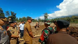 Dansatgas TMMD Ke 124 Kodim 1410/Bantaeng Bersama Bupati Bantaeng Dukung Swasembada Pangan Melalui Pembuatan Embung Desa Barua