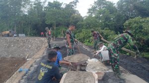 Satgas TMMD Ke 124 Kodim 1410/Bantaeng Lakukan Pemasangan Paving Blok Jalan Embung Desa Barua