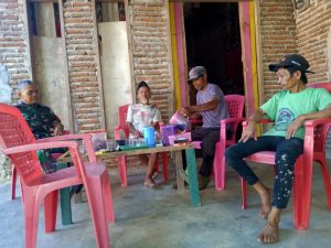 Babinsa Koramil 1410-03/Tompobulu Melaksanakan Komsos Dengan Warga di Wilayah Binaan