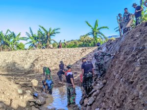 Satgas TMMD Ke 124 Kodim 1410/Bantaeng Bersama Warga Kebut Pengerjaan Embung Desa Barua
