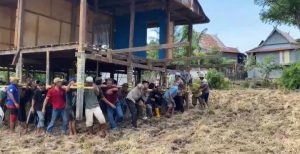 Lestarikan Budaya Gotong Royong, Kasat Binmas Polres Jeneponto Pimpin Bantu Warga Pindahkan Rumah