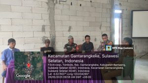 Babinsa Desa Tombolotutu Laksanakan Komunikasi Sosial dan Ajak Warga Jaga Kebersihan Serta Kerukunan