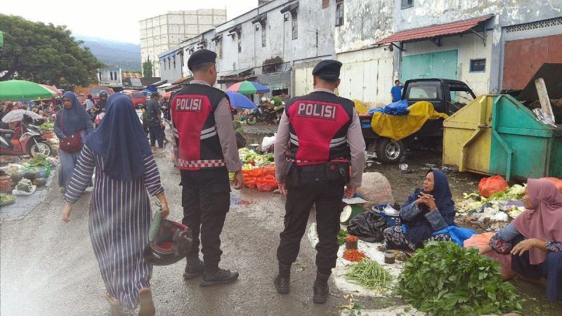 Patroli Dialogis di Pasar Sentral Bantaeng, Personel Sat Samapta Polres Bantaeng Sampaikan Himbauan Kamtibmas