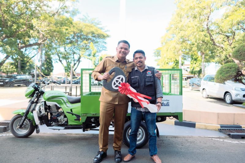 Bupati Bantaeng Uji Nurdin Serahkan Bantuan Truk Sampah ke Kepala Pasar Banyorang