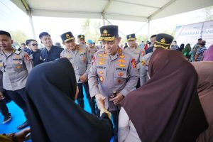 Kapolri Berikan Bansos dan Salurkan Bahan Pangan Murah di Semarang