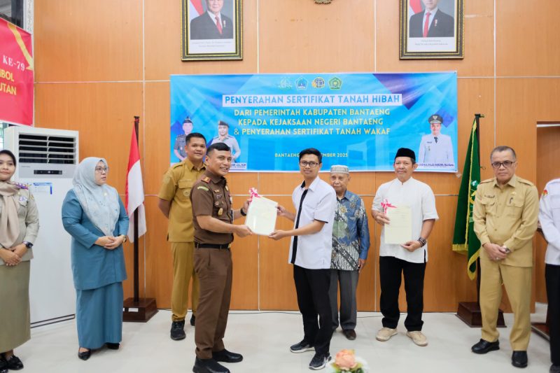 Bupati Uji Nurdin Serahkan Sertifikat Tanah Hibah ke Kajari Bantaeng