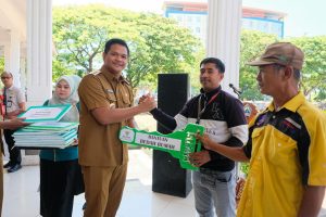 Sinergi Pemkab dan BAZNAS, Bupati Bantaeng Serahkan Bantuan ZIS Pada Masyarakat Penerima Manfaat